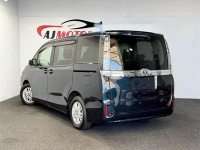 2014 Toyota Voxy - Thumbnail