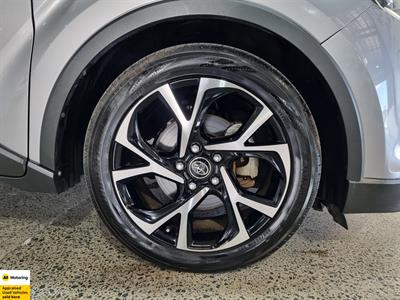 2017 Toyota C-HR - Thumbnail