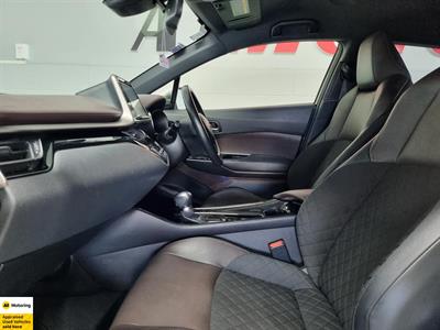 2017 Toyota C-HR - Thumbnail