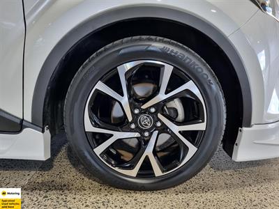 2017 Toyota C-HR - Thumbnail