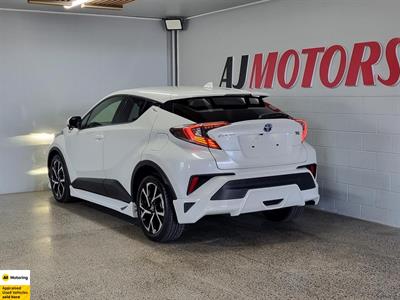2017 Toyota C-HR - Thumbnail