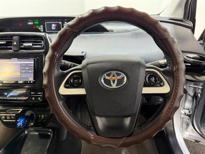 2016 Toyota Prius - Thumbnail