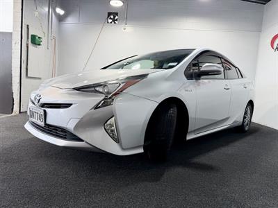 2016 Toyota Prius - Thumbnail