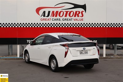 2018 Toyota Prius - Thumbnail