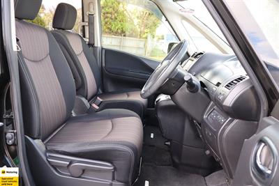 2015 Nissan Serena - Thumbnail