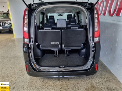 2015 Toyota Esquire - Thumbnail