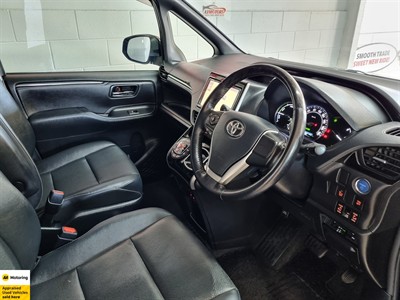 2015 Toyota Esquire - Thumbnail