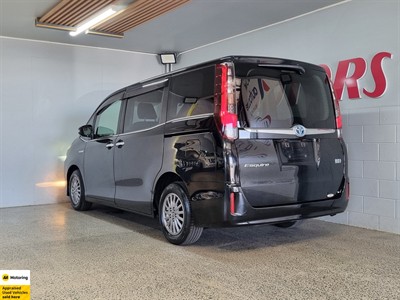 2015 Toyota Esquire - Thumbnail