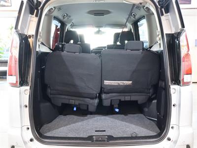 2017 Nissan Serena - Thumbnail