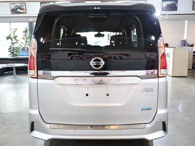 2017 Nissan Serena - Thumbnail