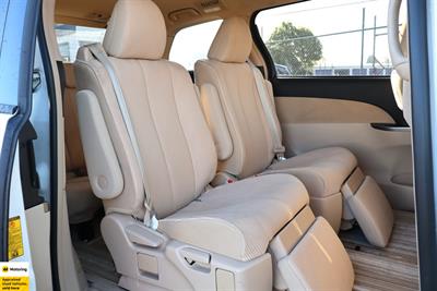 2012 Toyota Estima - Thumbnail