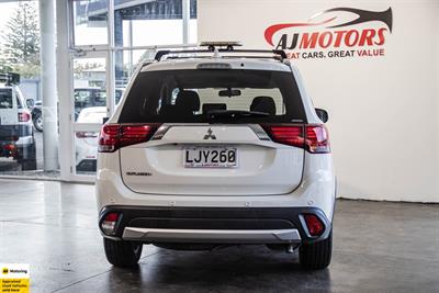 2018 Mitsubishi Outlander - Thumbnail