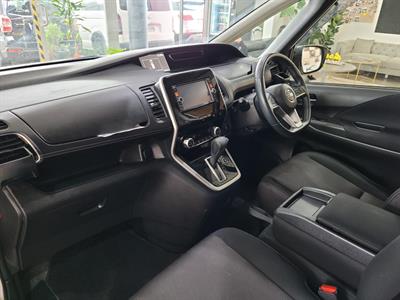 2016 Nissan Serena - Thumbnail
