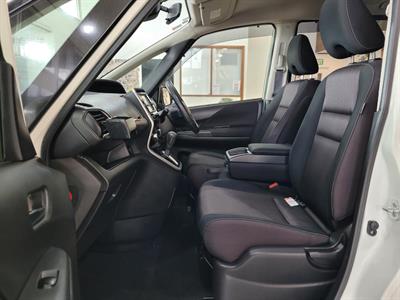 2016 Nissan Serena - Thumbnail