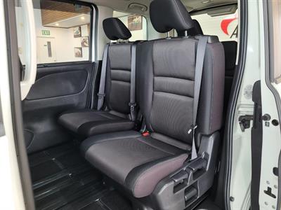 2016 Nissan Serena - Thumbnail