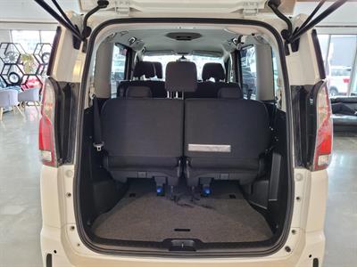 2016 Nissan Serena - Thumbnail