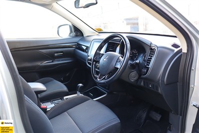2022 Mitsubishi Outlander - Thumbnail