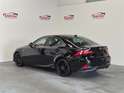 2015 Lexus IS 300h - Thumbnail