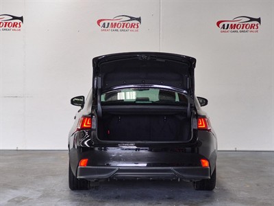 2015 Lexus IS 300h - Thumbnail