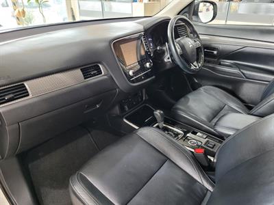 2021 Mitsubishi Outlander - Thumbnail