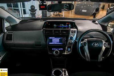 2012 Toyota Prius Alpha - Thumbnail