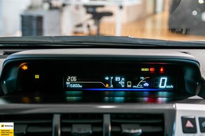 2012 Toyota Prius Alpha - Thumbnail