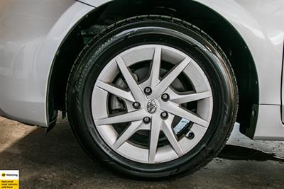 2012 Toyota Prius Alpha - Thumbnail