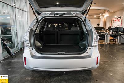 2012 Toyota Prius Alpha - Thumbnail