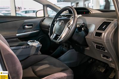2012 Toyota Prius Alpha - Thumbnail