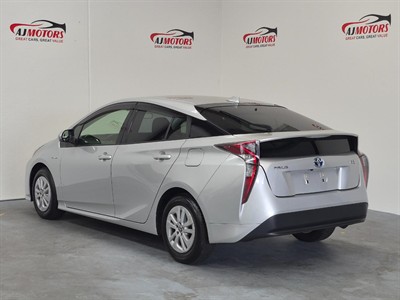 2018 Toyota Prius - Thumbnail