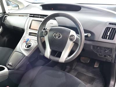 2013 Toyota Prius - Thumbnail