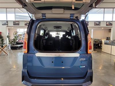 2017 Nissan Serena - Thumbnail