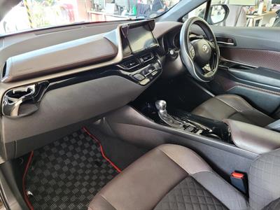 2017 Toyota C-HR - Thumbnail