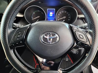 2017 Toyota C-HR - Thumbnail