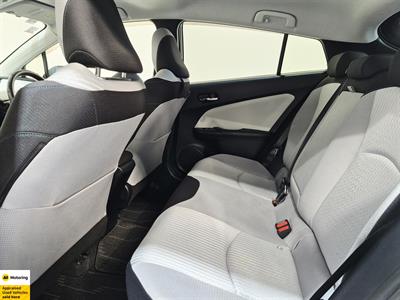 2016 Toyota Prius - Thumbnail