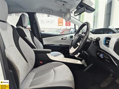 2016 Toyota Prius - Thumbnail