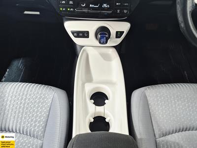 2016 Toyota Prius - Thumbnail