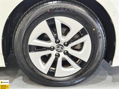 2016 Toyota Prius - Thumbnail