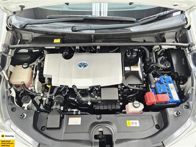 2016 Toyota Prius - Thumbnail