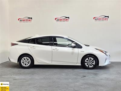 2016 Toyota Prius - Thumbnail