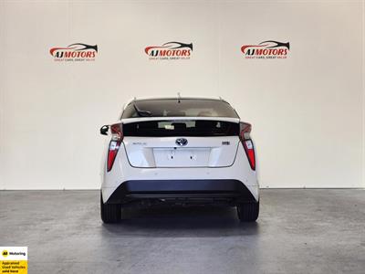 2016 Toyota Prius - Thumbnail