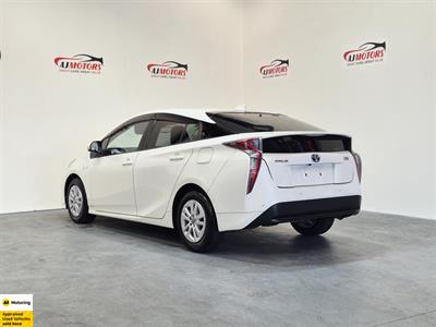 2016 Toyota Prius - Thumbnail