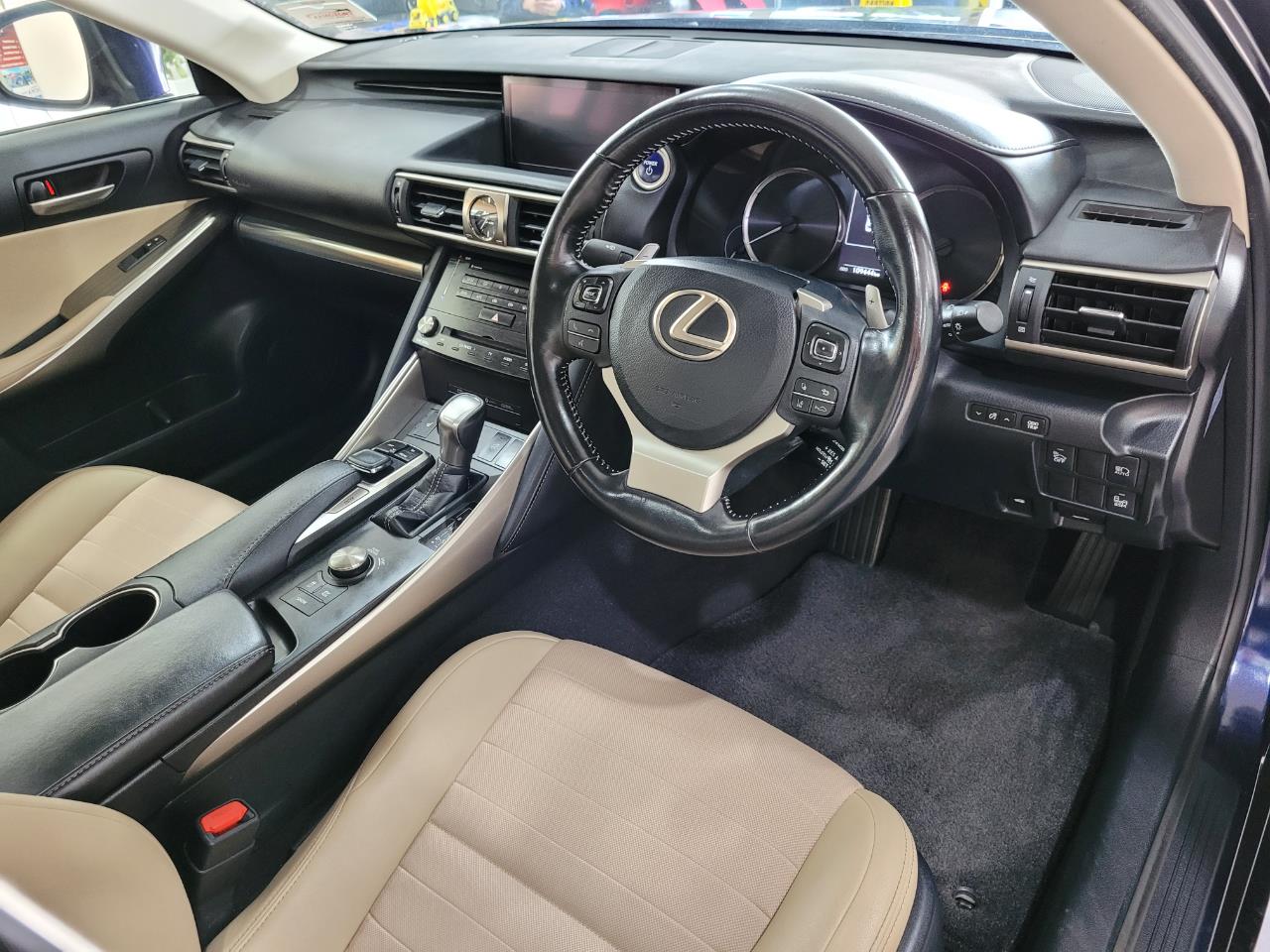 2017 Lexus IS 300h
