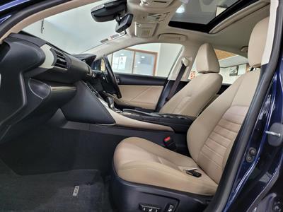 2017 Lexus IS 300h - Thumbnail