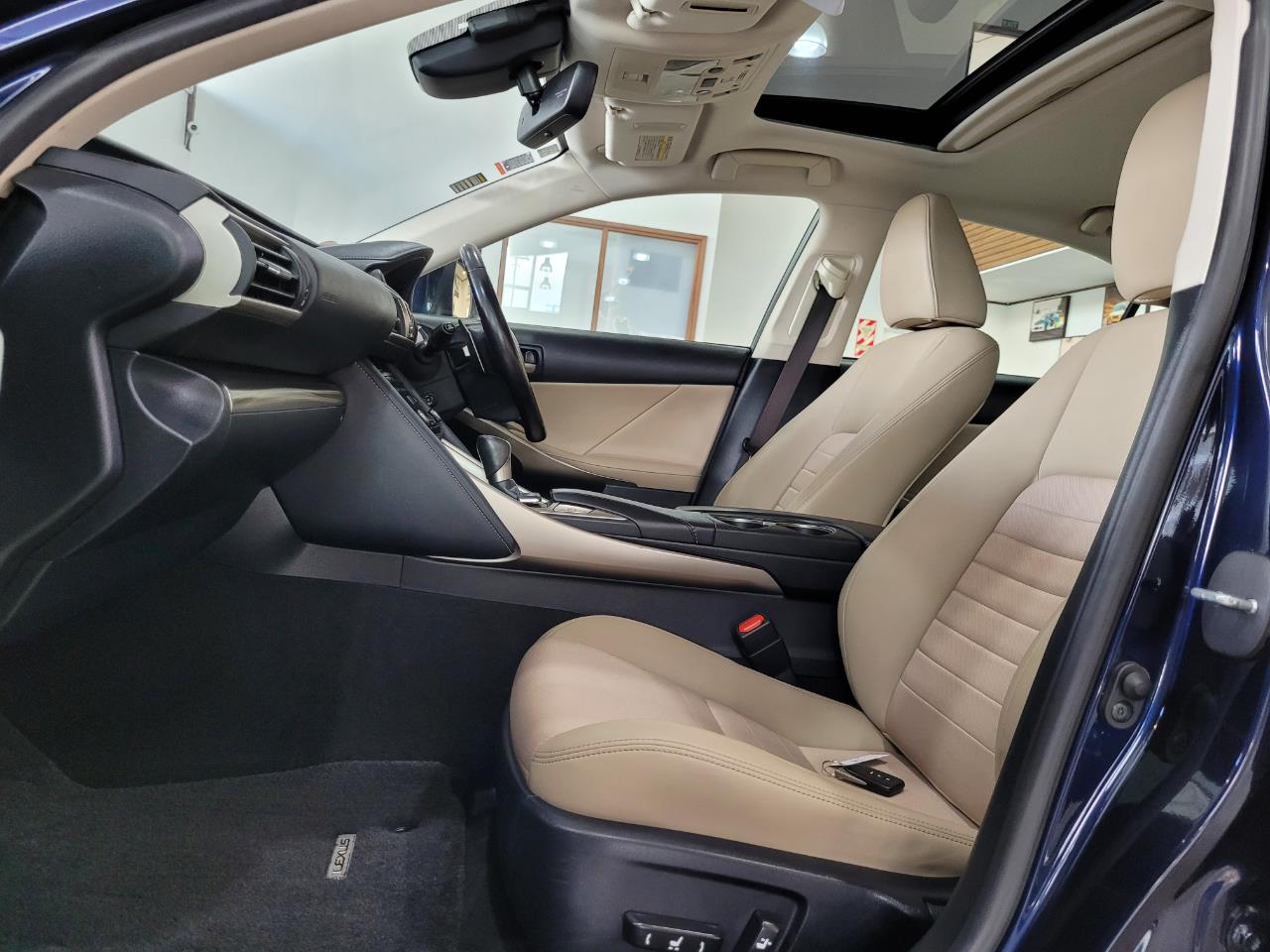 2017 Lexus IS 300h