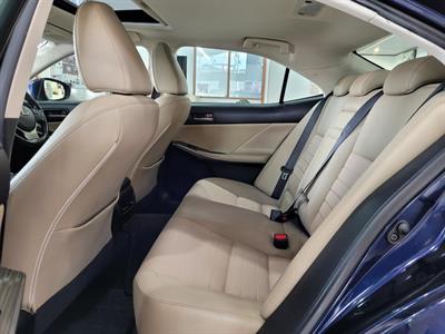 2017 Lexus IS 300h - Thumbnail