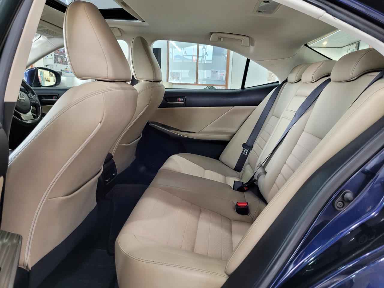 2017 Lexus IS 300h