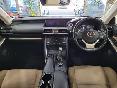 2017 Lexus IS 300h - Thumbnail