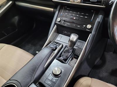 2017 Lexus IS 300h - Thumbnail