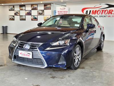 2017 Lexus IS 300h - Thumbnail